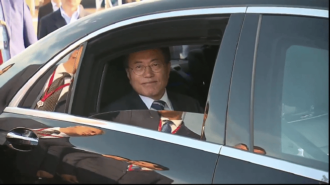 스윗한 눈빛으로 인사해주는 대통령님 ㅠㅠ | 인스티즈