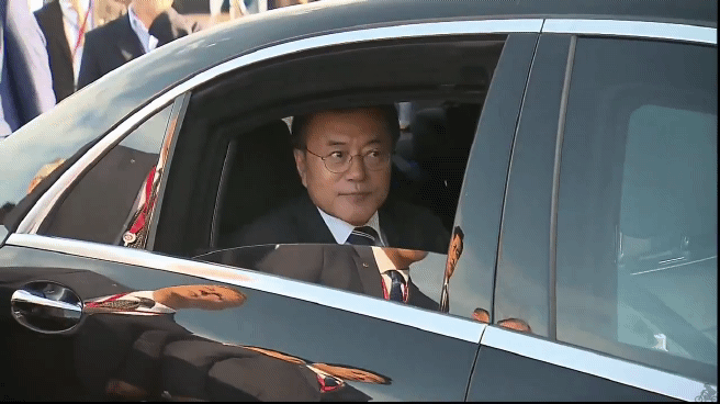 스윗한 눈빛으로 인사해주는 대통령님 ㅠㅠ | 인스티즈