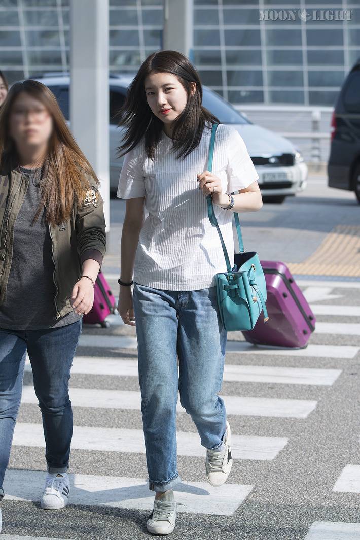 공항에서 만난 어머님이 사진 찍자니까 포즈 취하는 수지 | 인스티즈