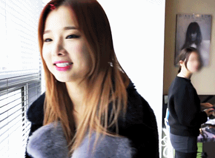 장난치는 솔지와 하니.gif | 인스티즈