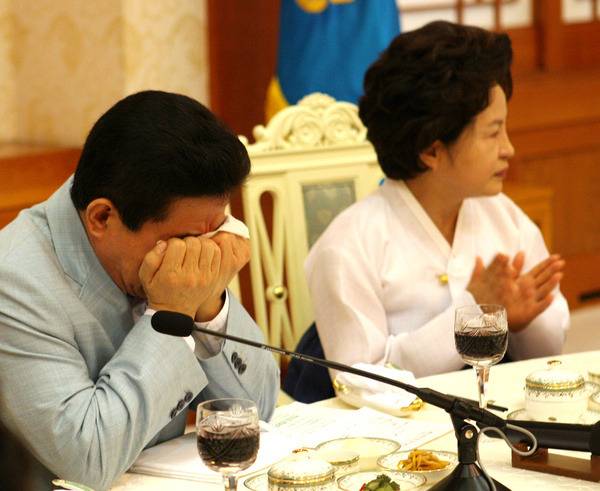 대통령의 눈물 - 2006년 8월 27일 청와대 비공식 오찬 | 인스티즈