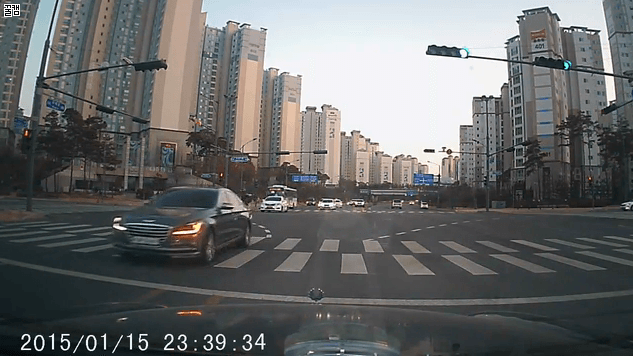 교차로 신호위반으로 11대중과실 사고장면... | 인스티즈