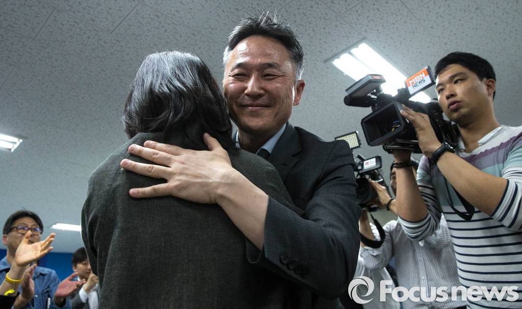 축하 꽃다발 받는 더불어민주당 표창원.jpg | 인스티즈