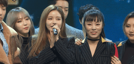 엔딩무대 때 구석에서 이상한 행동하는 마마무 | 인스티즈