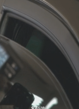 자동차 창문틈 사이로 무나하는 아이돌 | 인스티즈