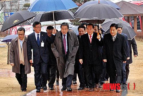 정치인들 우산쓰는 법 | 인스티즈