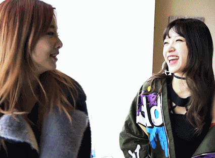 장난치는 솔지와 하니.gif | 인스티즈