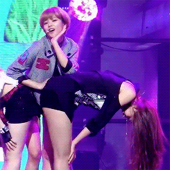 만지는 걸 좋아하는 트와이스 정연.gif | 인스티즈