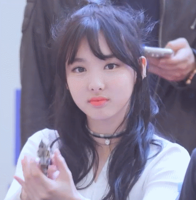 심장 조준 하는 나연.gif | 인스티즈