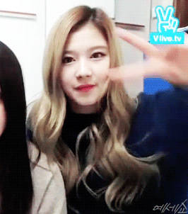 남자들이 전형적으로 좋아할만한 상냥한 여자같은 트와이스 멤버.gif | 인스티즈