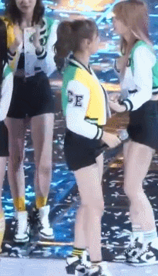 [트와이스] 폭죽 소리에 놀라지 않게 모모의 귀를 막아주는 갓지효 | 인스티즈