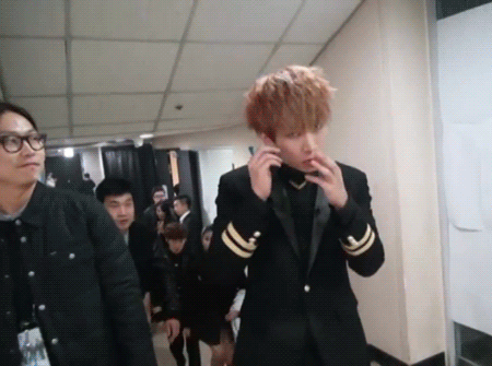 매니저에게 제지당하는 아이돌들.gif | 인스티즈