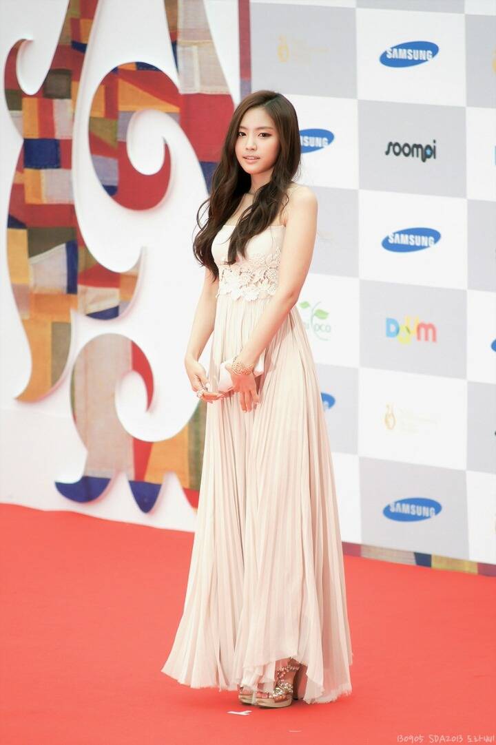 몸매라인이 예쁜 드레스 손나은.jpgif | 인스티즈