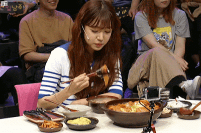 참 음식을 힘들게 먹는 여아이돌 (움짤) | 인스티즈