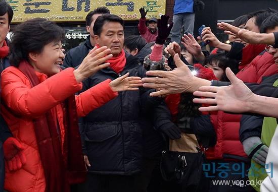 박근혜와 악수 | 인스티즈