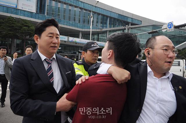 박근혜 대통령이 계란을 맞는다면? (민주주의는 퇴보하고 있다) | 인스티즈