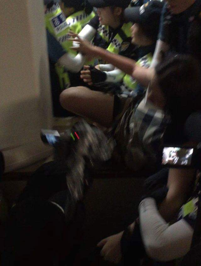 이화여대 미래라이프 반대 시위 경찰 투입 전후의 모습 및 미래라이프 반대자들에 대한 학교측과 교수들의 언급 +미래라이프사업에 대한 추가 설명 | 인스티즈