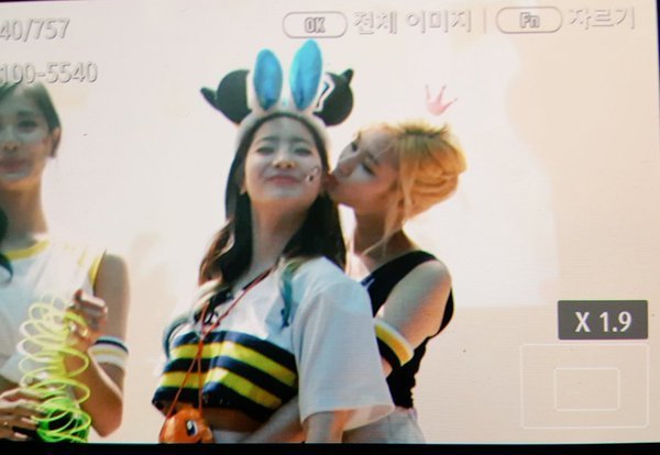 볼뽀뽀 당하는 다현이 | 인스티즈