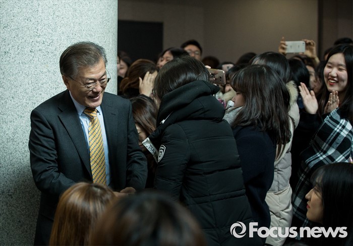 오늘자 숙명여대 방문한 문재인 | 인스티즈