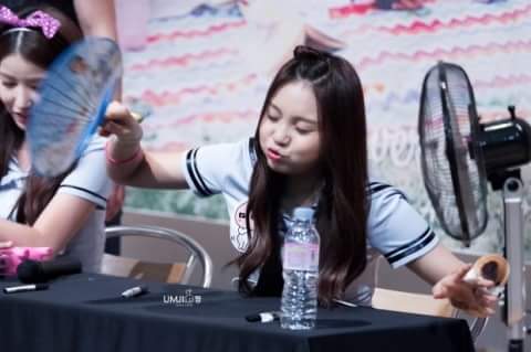 여자친구 엄지 | 인스티즈