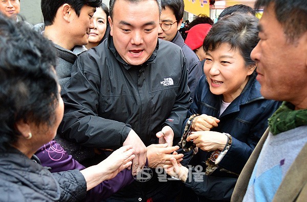 박근혜와 악수 | 인스티즈