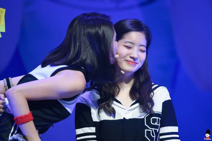 볼뽀뽀 당하는 다현이 | 인스티즈