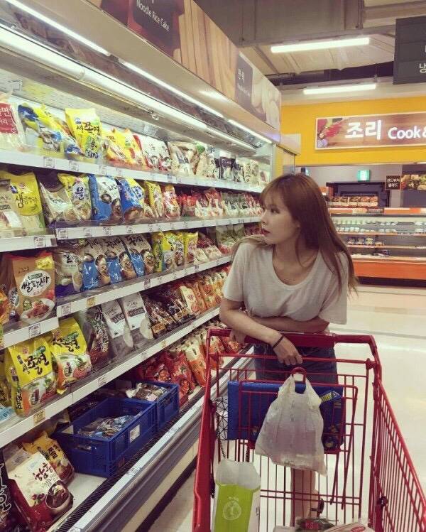 마트에서 장보는 현아 | 인스티즈