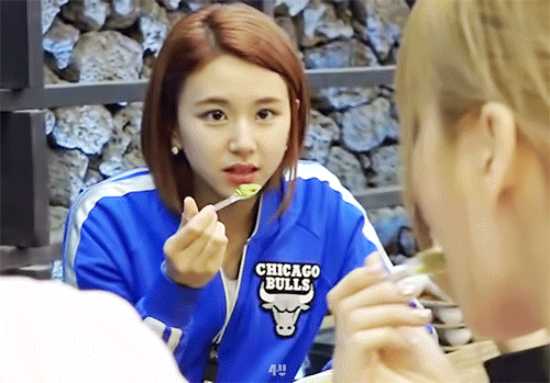 [트와이스] 너무 귀엽게 먹는 채영 | 인스티즈