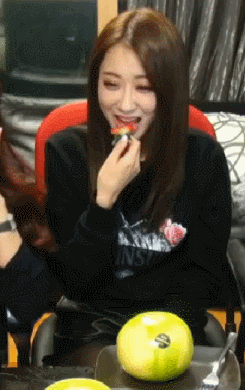 경리가 딸기 먹는 법 | 인스티즈