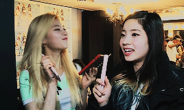 [트와이스] 인사도 하고싶고 하트도 하고싶은 사나 | 인스티즈