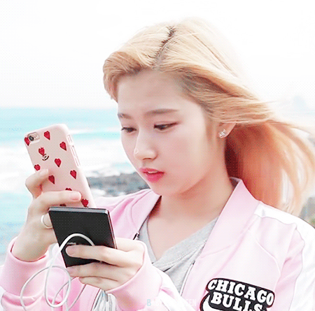 폰이 잘 안보이는 사나 | 인스티즈