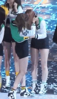 [트와이스] 폭죽 소리에 놀라지 않게 모모의 귀를 막아주는 갓지효 | 인스티즈