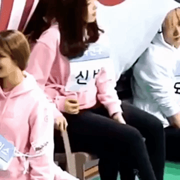 스마트폰이 없어서 음악방송 대기실에서 다리찢고 놀았다는 아이돌 | 인스티즈