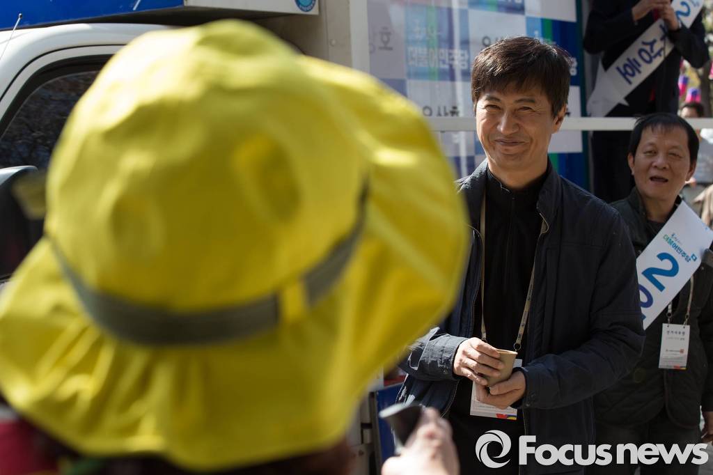 서대문갑 우상호 후보 지원유세하는 안내상과 우현.jpg | 인스티즈