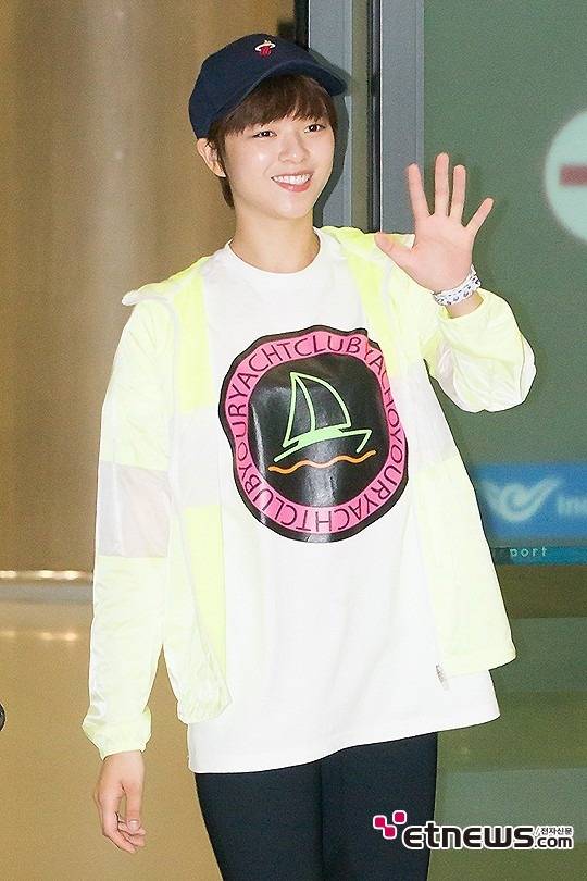 정법에서 다리다친 트와이스 정연 공항입국 | 인스티즈