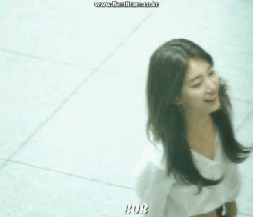 기자에게 인사하는 수지 | 인스티즈