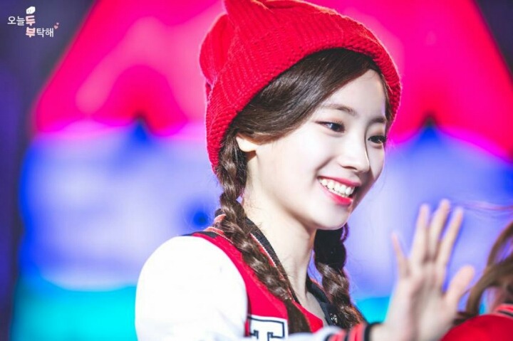 [트와이스] 빨간 비니에 양갈래머리한 다현이 | 인스티즈