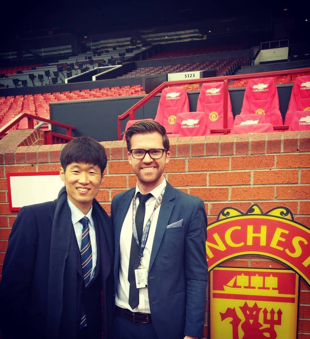 35세의 나이에 대학원 입학해서 올드트래포드에서 기념사진 찍는 아시아인.jpg | 인스티즈