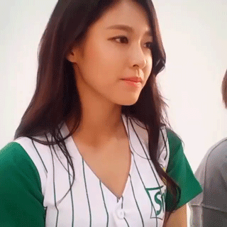 시선 느끼는 설현.gif | 인스티즈