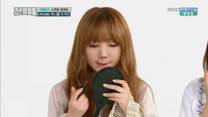 게임을 위해 립스틱을 바르는 러블리즈 케이.gif | 인스티즈