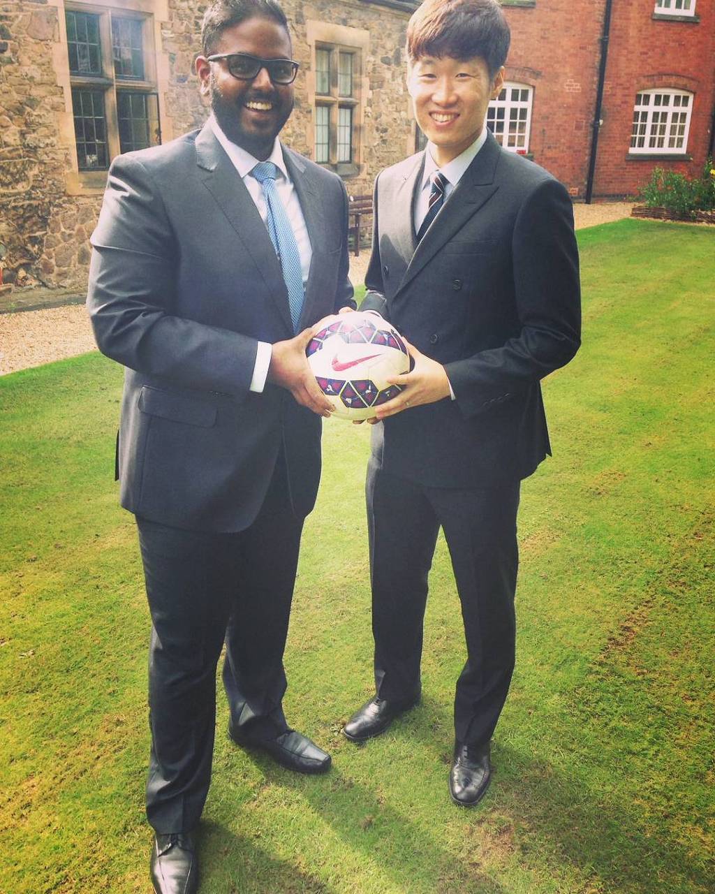 35세의 나이에 대학원 입학해서 올드트래포드에서 기념사진 찍는 아시아인.jpg | 인스티즈