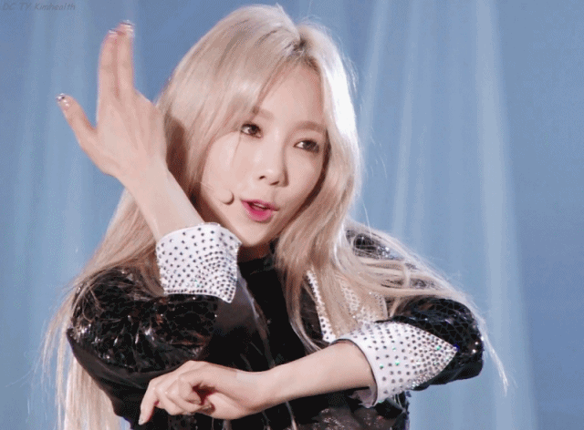 소시 태연이 자카르타 콘서트에서 몸 푸는 방법.gif | 인스티즈