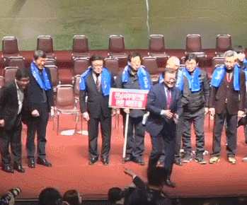 문재인에게 낚시 당하는 사람들.gif | 인스티즈