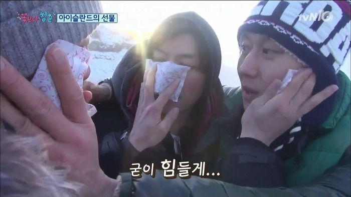 [꽃보다청춘] 세남자의 핫팩 사용법.jpg | 인스티즈