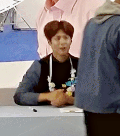 팬한테 거절 당하는 박보검.gif | 인스티즈