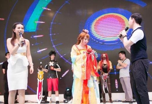 남성 관람객의 기습적인 키스를 받은 코스프레녀 | 인스티즈