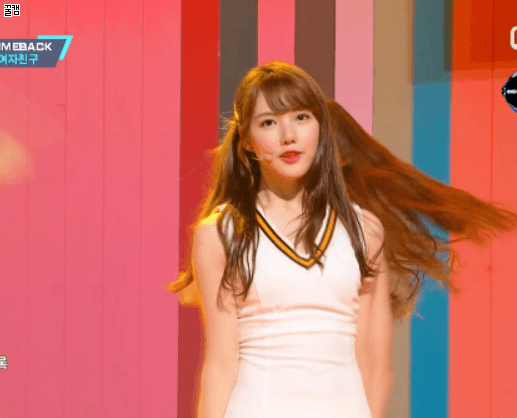 리즈찍고 있는 여자친구 멤버 둘 | 인스티즈