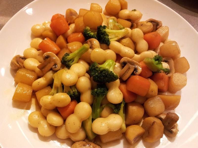 [떡] 떡을 비벼서 끝을 틀어 만드는 조랭이떡 | 인스티즈