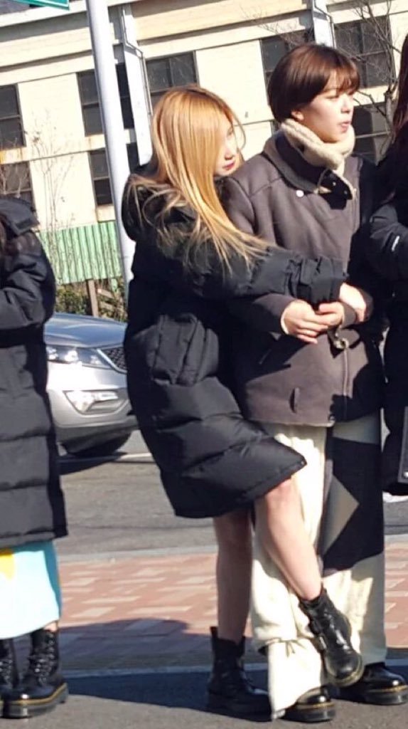 스킨쉽좋아하는 트와이스 사나 | 인스티즈