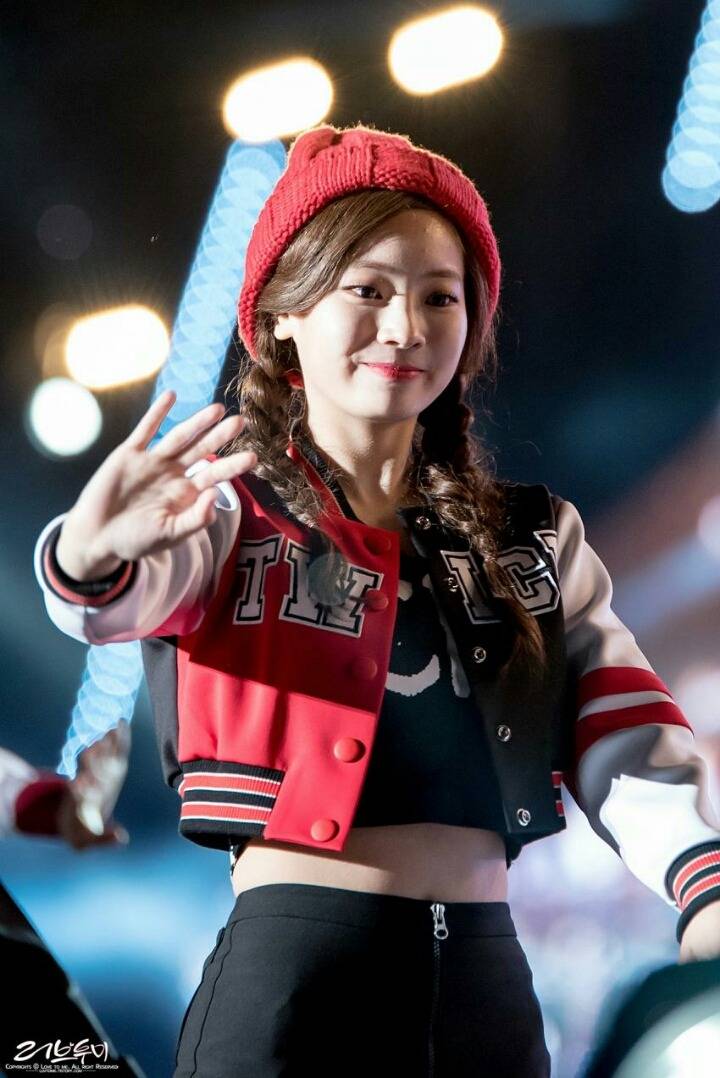 [트와이스] 빨간 비니에 양갈래머리한 다현이 | 인스티즈